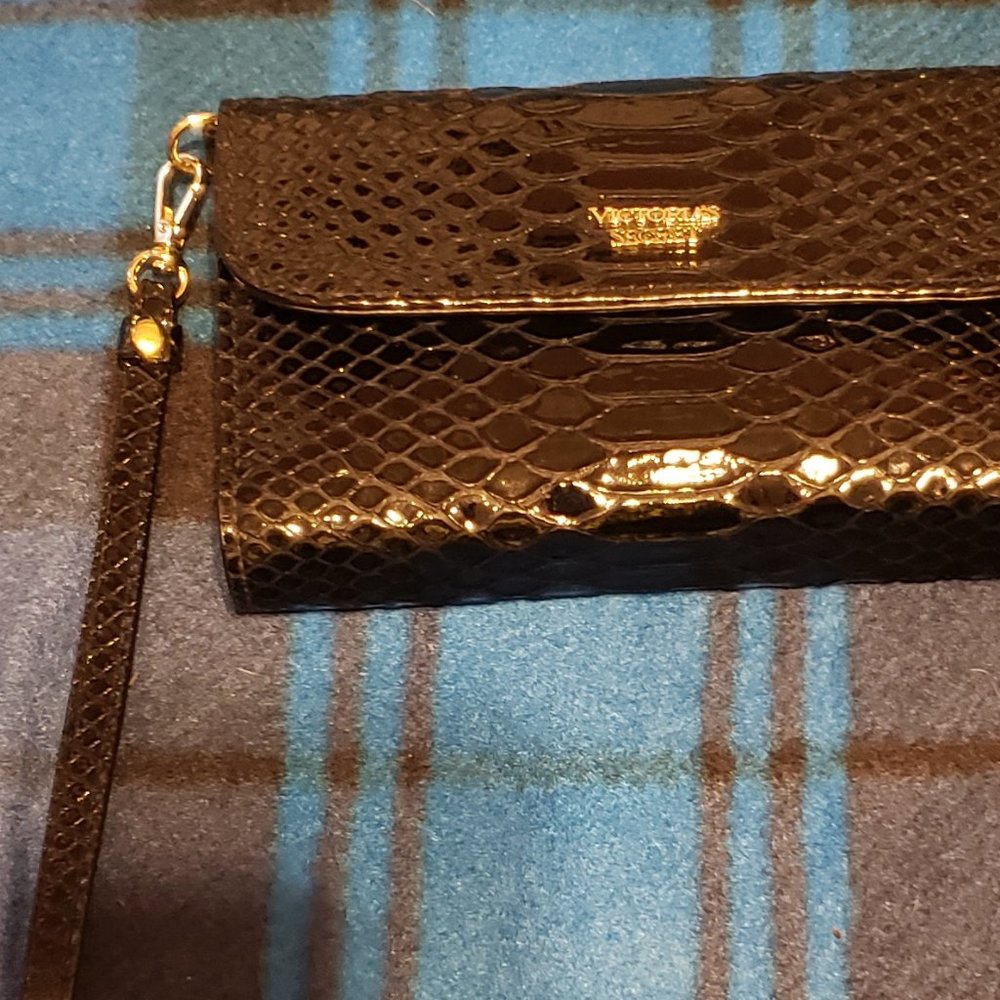 Victoria's Secret, NWOT, Black faux allegator print wristlet wallet. - Picture 2 of 12